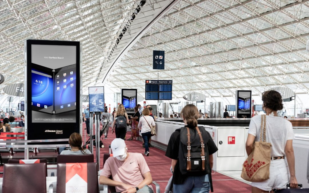 Microsoft, avec Carat et Hawk, active les inventaires DOOH programmatiques de JCDecaux Airport Paris disponibles sur VIOOH Exchange